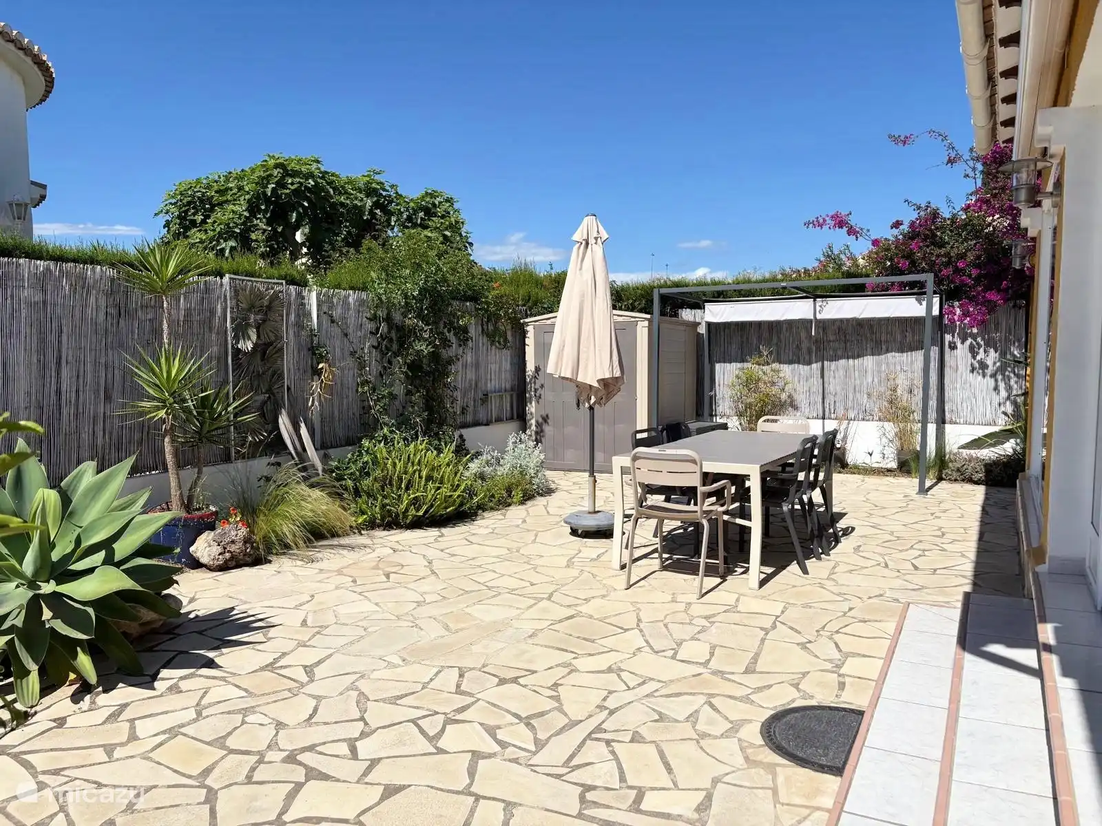 Achtertuin met terras