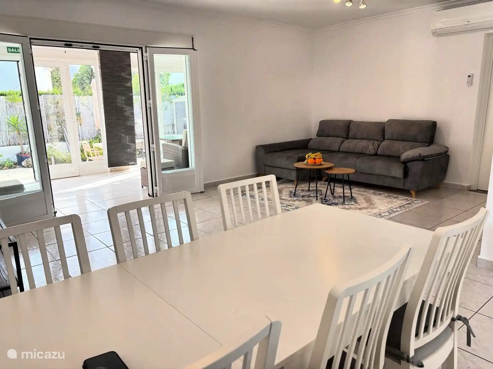 Woonkamer met eettafel